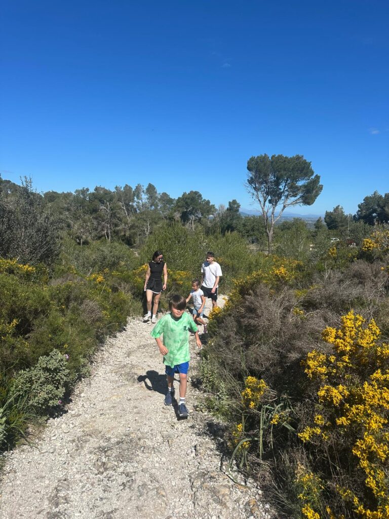 Wandern auf Mallorca mit Kindern auf einem Naturweg
