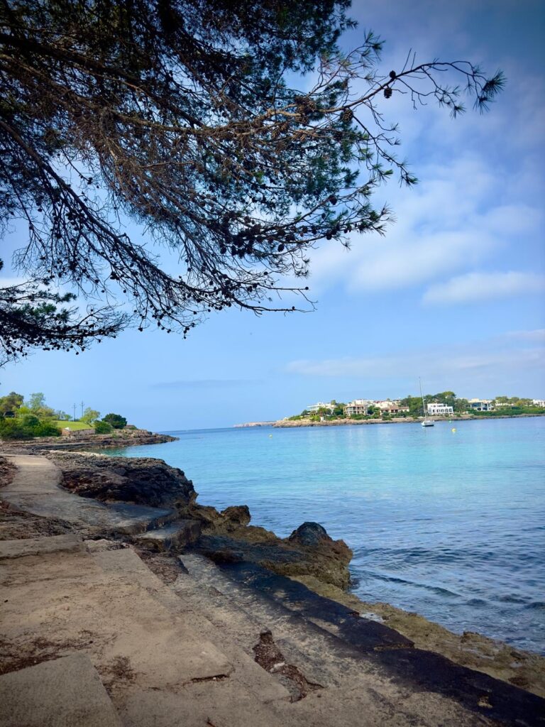 Mallorca Geheimtipp – ruhiger Küstenweg an einer kleinen Bucht