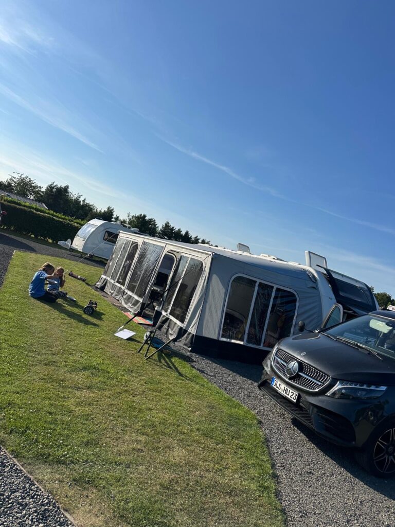 Starlink Mini beim Camping vor unserem Wohnwagen