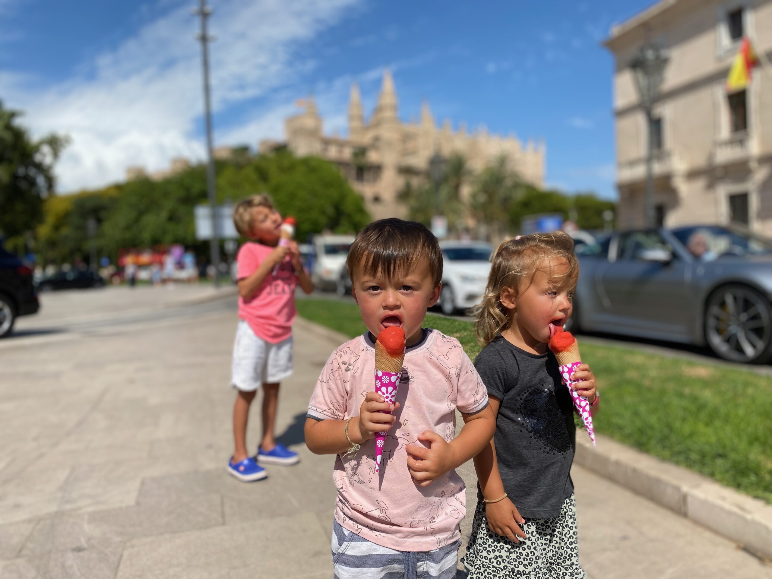 Palma mit Kindern – Eis essen vor der Kathedrale