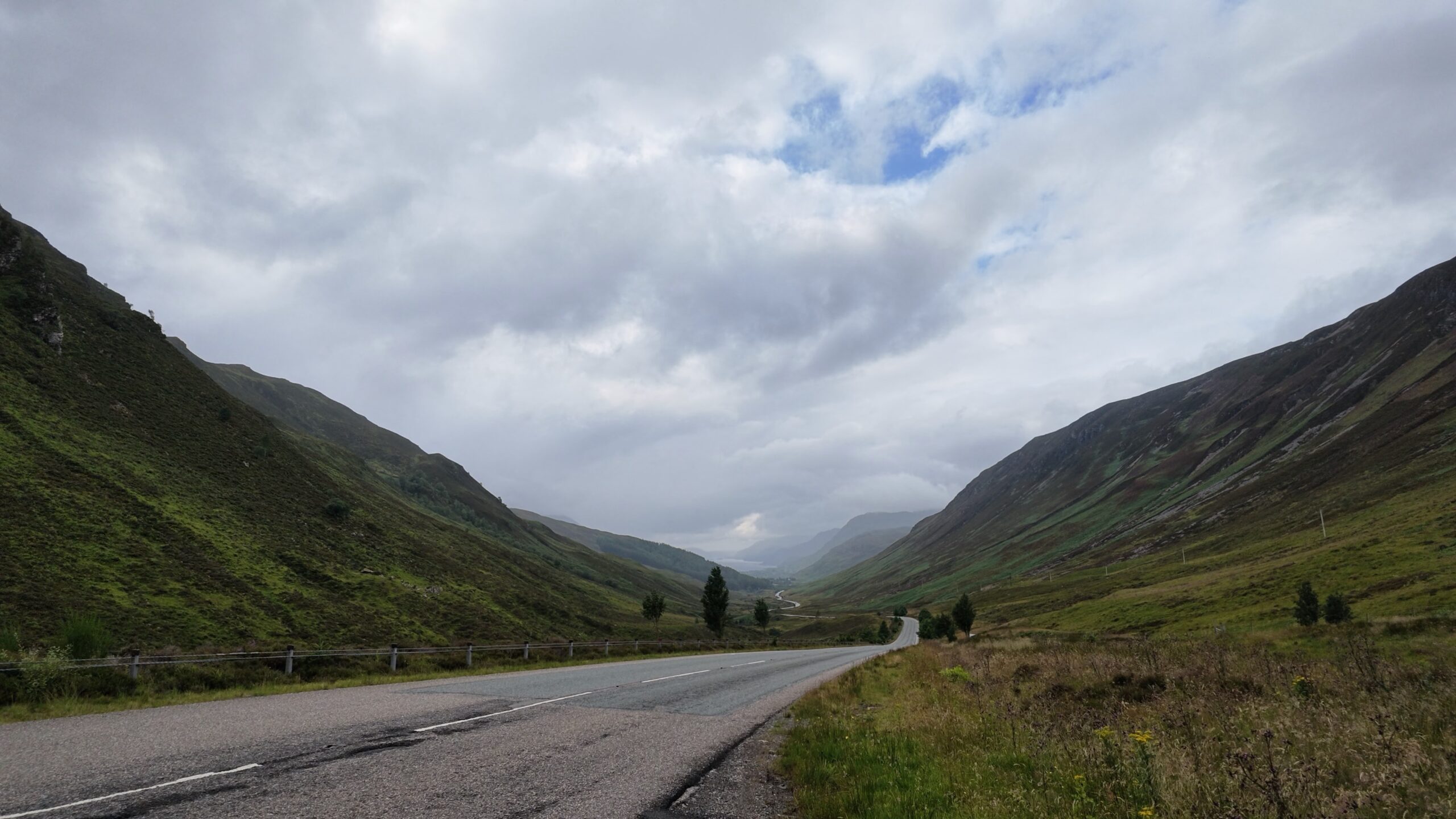 Großbritannien mit Wohnwagen – Straße durch die Highlands in Schottland