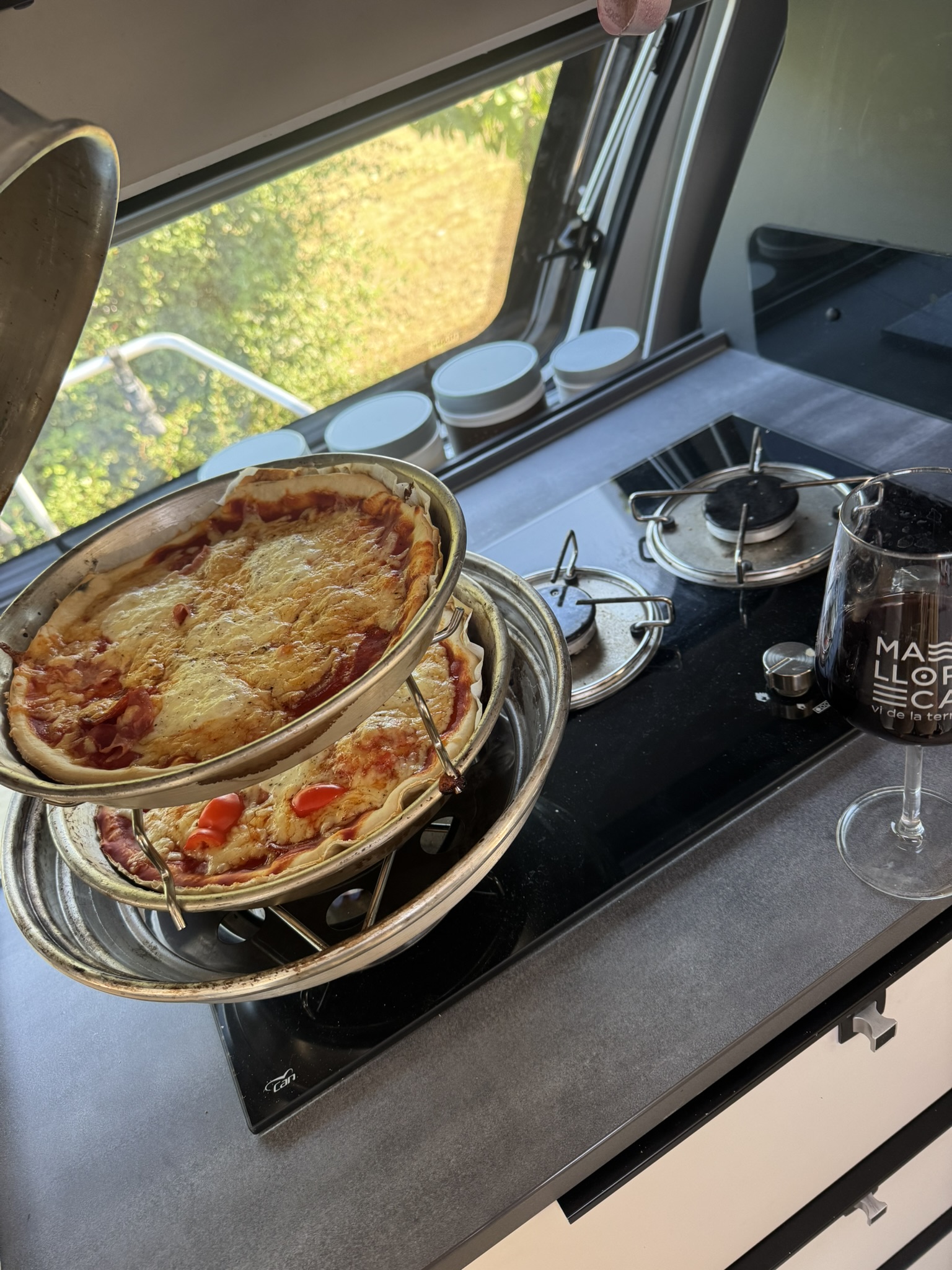 Pizza im geöffneten Nonna-Aurelia-Backofen auf dem Gasherd unserer Wohnwagenküche.